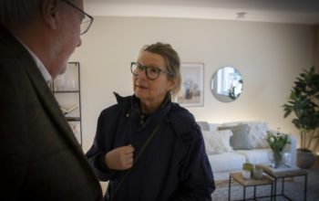 Harriet Evans, 73, kom till visningen av de kooperativa hyresrätterna i Mellerud. Kjell Johansson från projektören Hovdala Utveckling förklarade upplägget.