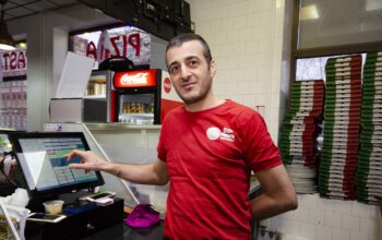 Vaheel Mahjed Ahmed Ahmed jobbar heltid på en pizzeria. Ändå är han orolig för hur han ska klara hushållsekonomin när hyran för familjens lägenhet snart höjs rejält. "Jag har samma lön som förut, den går inte upp en krona", säger han.