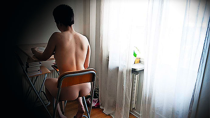 En naken kvinna gör sex på balkongen