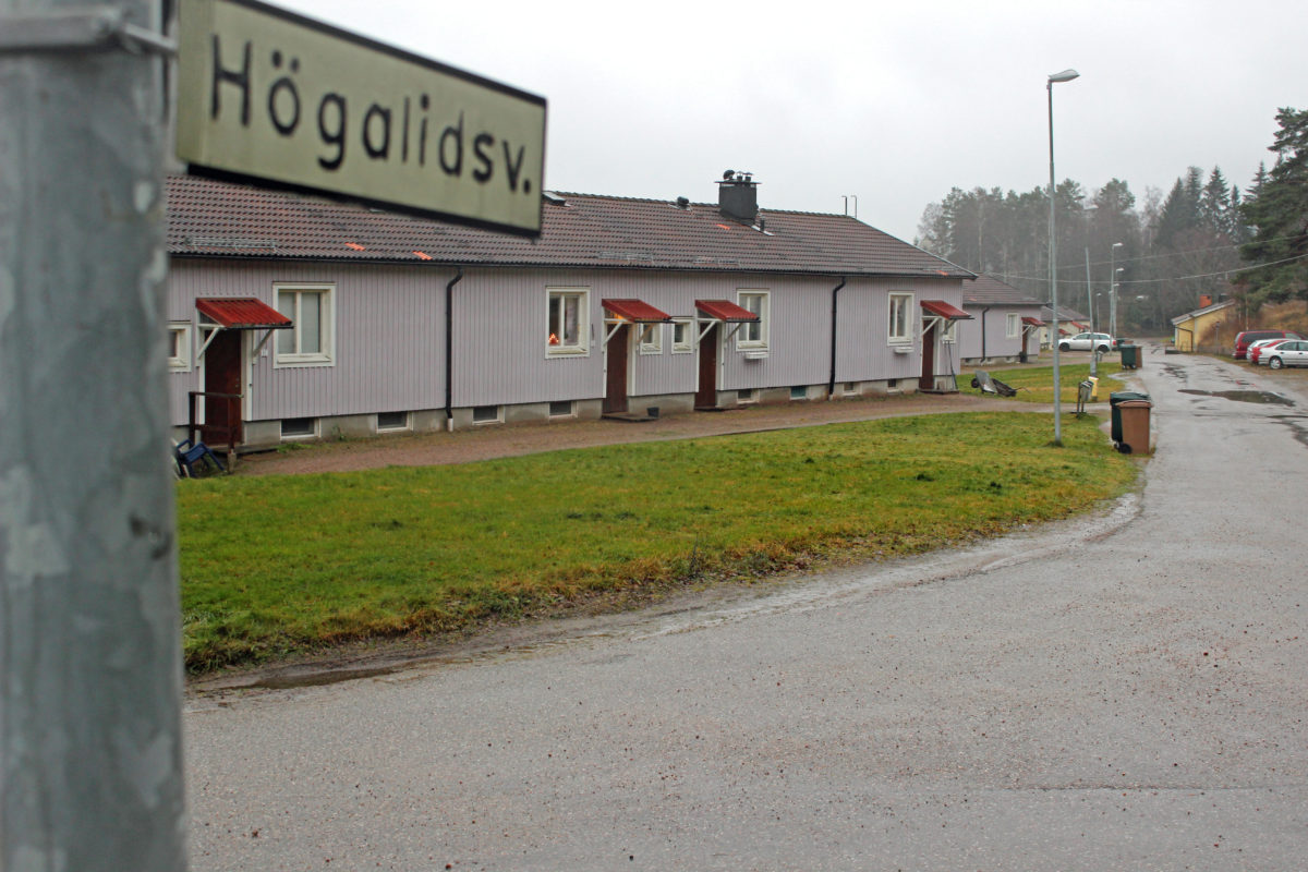 Det finns en skylt på vänster sida framför som säger: "Hogaritsov." Och de regndränkta gatorna. Bakom en rad gråa enplanshus i trä finns ett mörkt tegeltak och en mörk ytterdörr med ett litet överhängande tak ovanför. Boni AB, beläget i byn Bodas i kantonen Gästlikland, hyr ut några av sina lägenheter under korta perioder till höga hyror genom Airbnb, vilket eliminerar behovet av att hyraförhandla med en hyresgästförening.