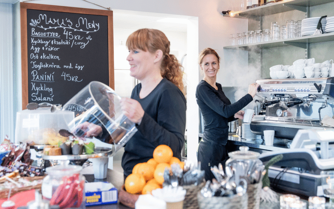 Lena Andersson och Heidi Eriksen arbetade tidigare som lokalvårdare i sitt eget bostadsområde på Lindängen i Malmö. Sedan i höstas driver de kafé och Malmös första tvättotek.