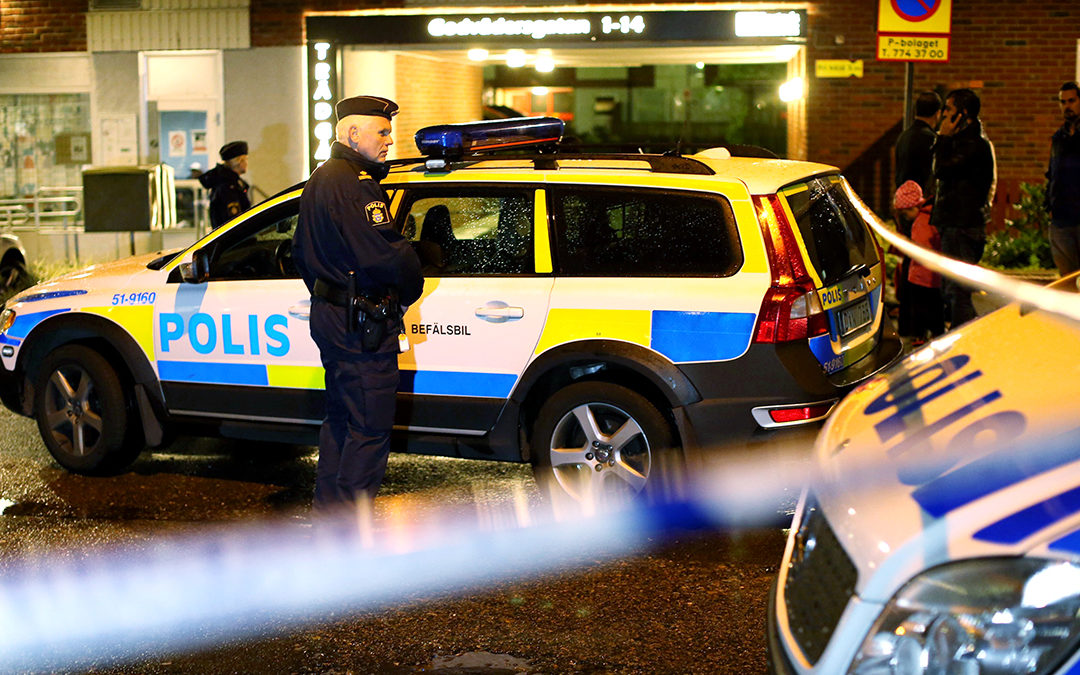Polisutryckning efter skottlossning i Biskopsgården 2013.