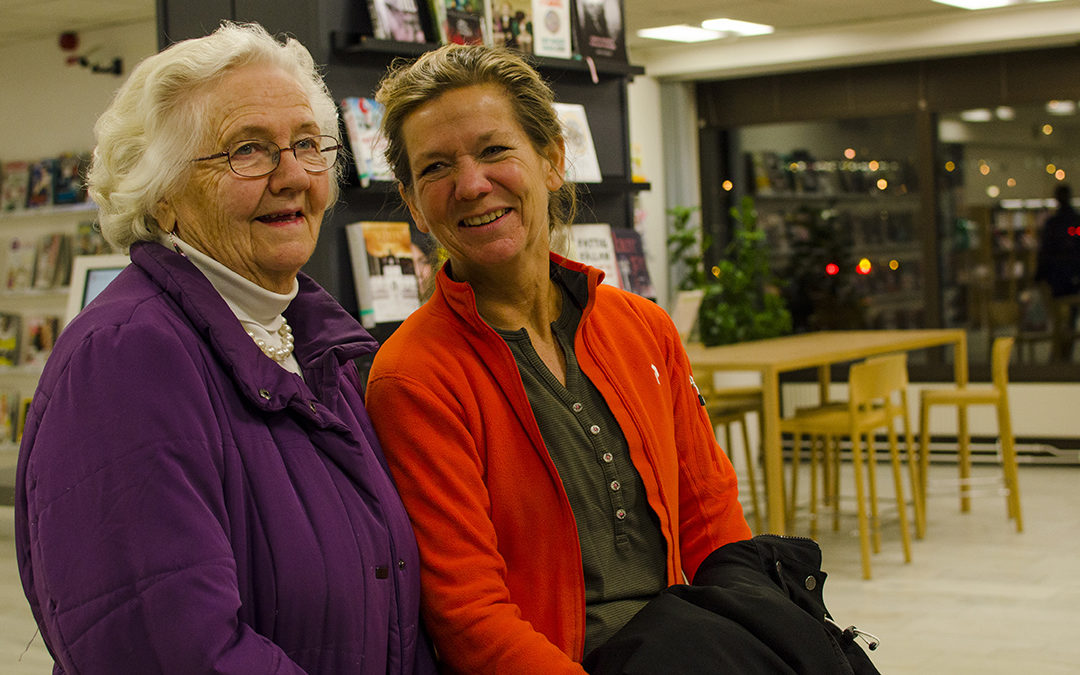 Ulla och Kristina Uddh på Mölndals stadsbibliotek.
