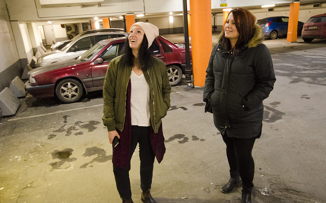 Johanna Wising och Sandra Blanc i Ernst Roséns parkeringsgarage på Redbergsvägen.