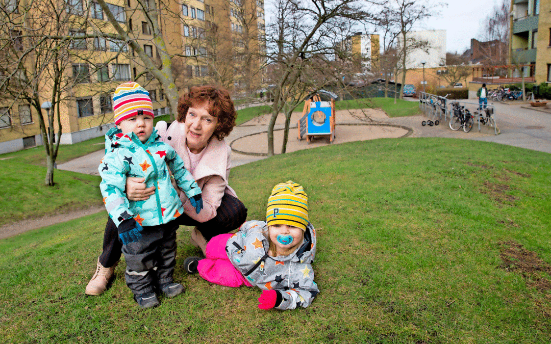 Doris Persson har bott på Bellevuegården i 26 år. Här med barnbarnen Olof och Miranda.