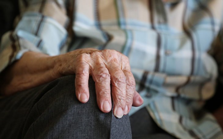 Äldre kvinnas hand
