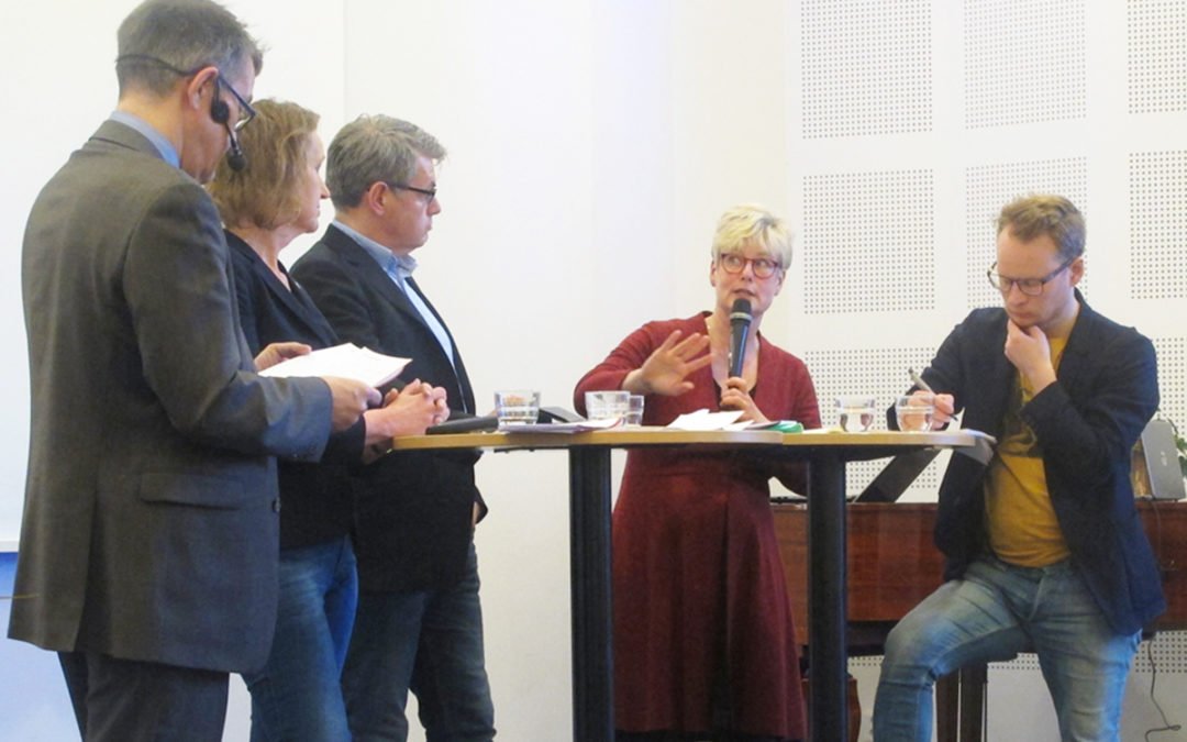 Marie Linder, Hyresgästföreningen, debatterar bostadskrisen i Södertälje.