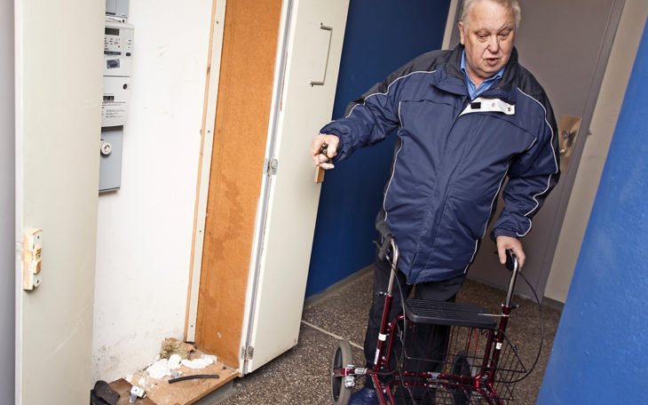 Bertil Johansson visar upp ett trasigt elskåp hos Willhem på Meteorgatan.