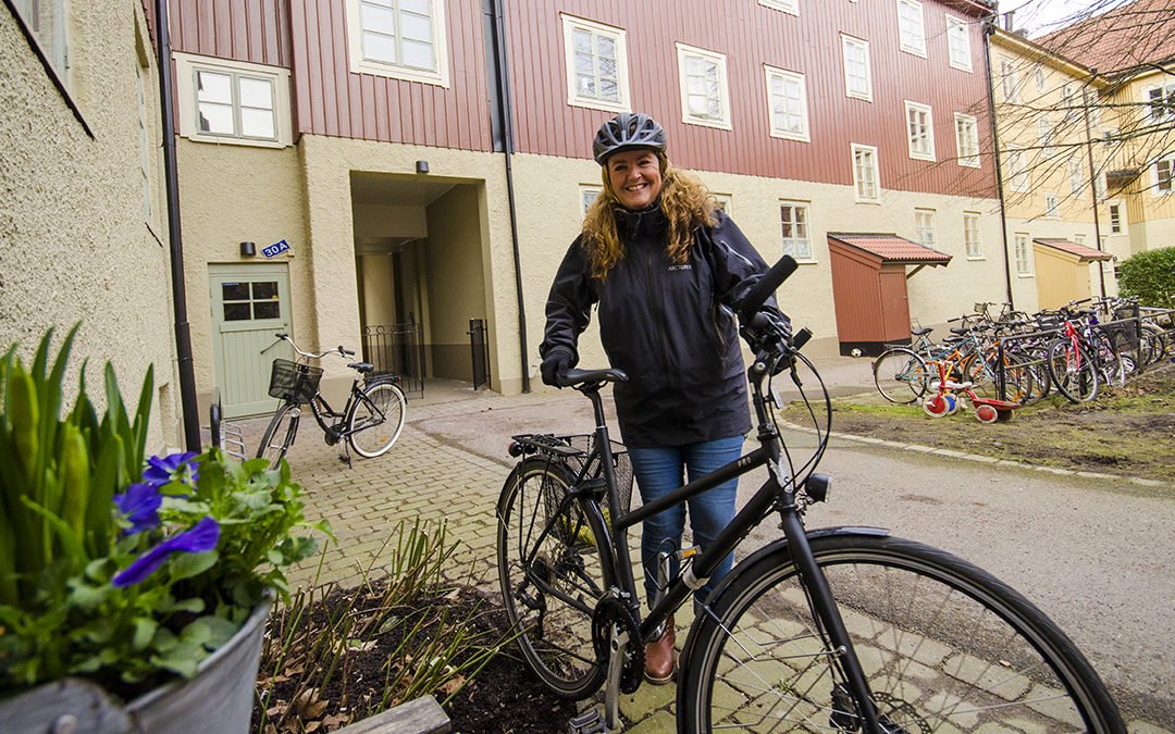 Eva Franzén med sin cykel hemma på gården.