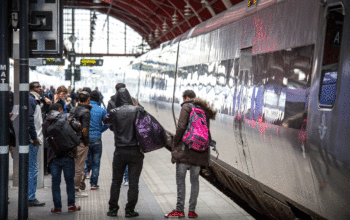 Hyresgästen hämtade nyanlända på Malmö C och lät dem bo tillfälligt hos honom. Hyresvärden menade att det handlade om otillåten andrahandsuthyrning och sade upp honom.