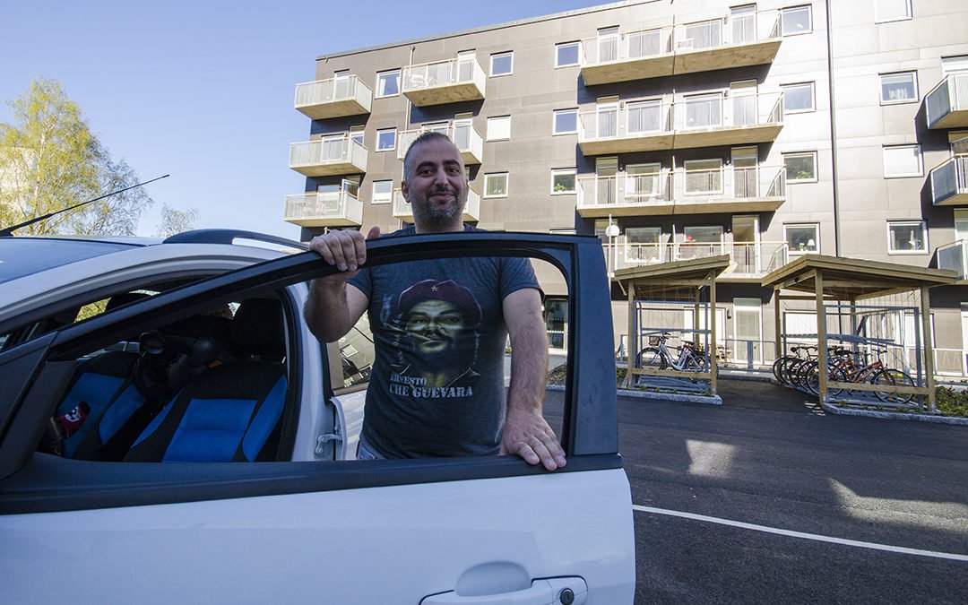 Said Esmail utanför huset på Doktor Dahlströms gata i Guldheden, Göteborg.