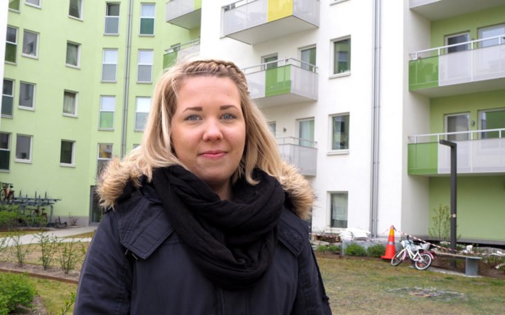 Nybyggare. I Barkarby i Järfälla har Johanna Stjernholm fått ett eget förstahandskontrakt. 342 kontrakt har förmedlats här av Bostadsförmedlingen i Stockholm de senaste tre åren.