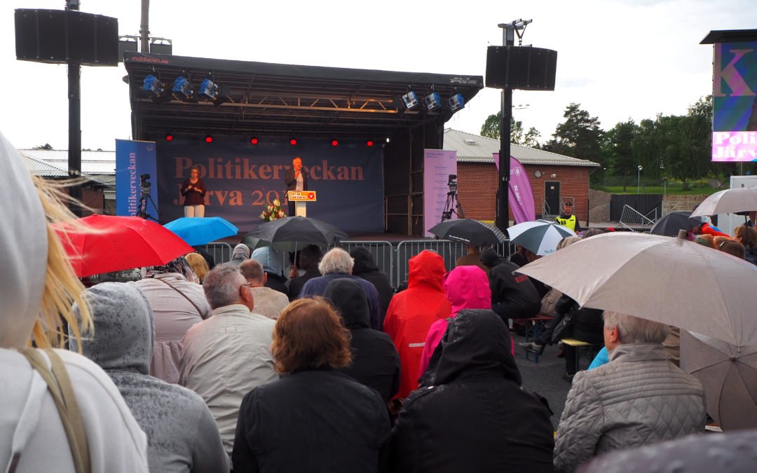 Ett hundratal trotsade regnet på torsdagen under politikerveckan i Järva.