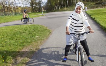Maryan Omar på cykel i Gårdsten.