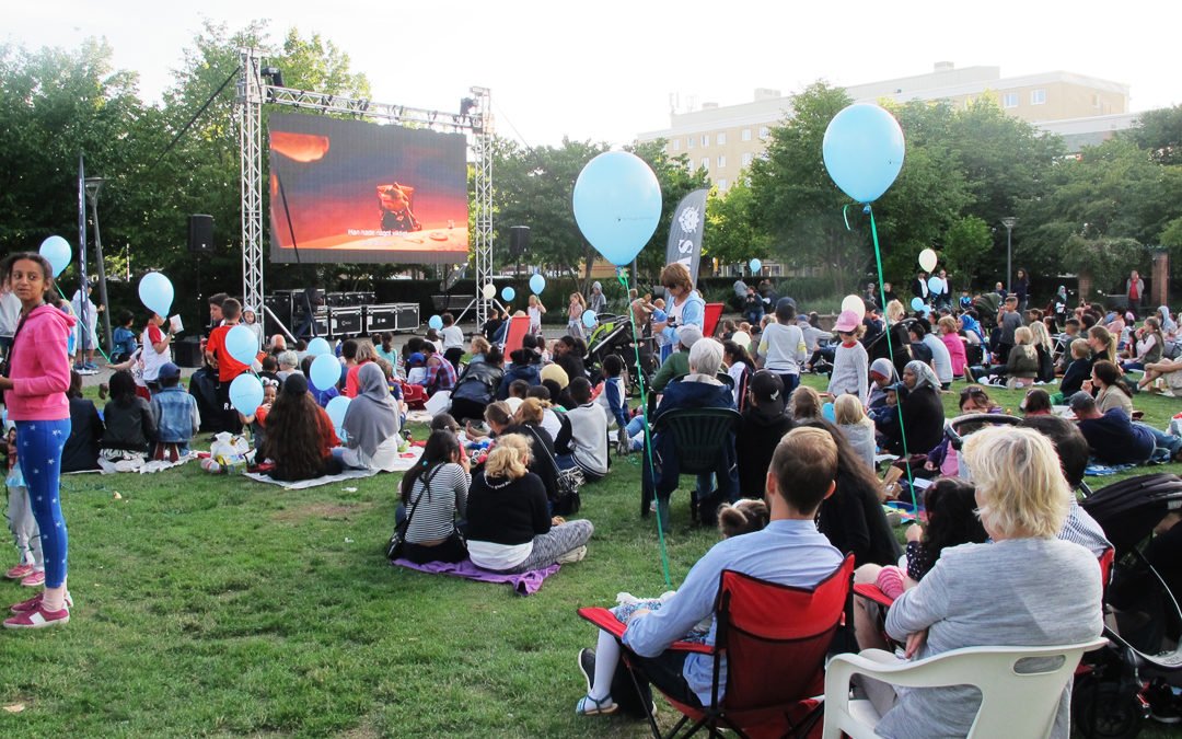 Över 500 personer såg filmen Zootopia när Swat ordnade utomhusbio i Riddarparken.