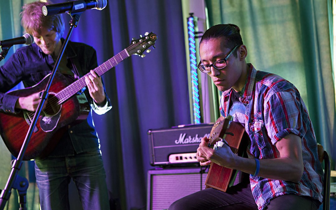 Mohammad Heidari på scen.