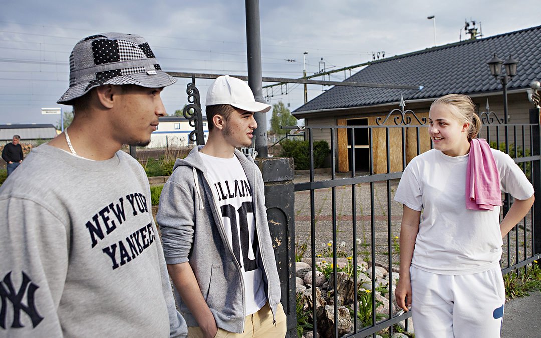 Ferat Fejzulovic, Fitim Haxha och Patricia Andersson utanför fritidsgården.