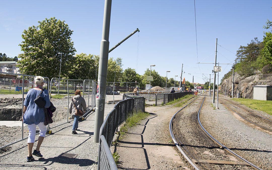 Fotgängare och spårvagnsspår vid Opaltorget.