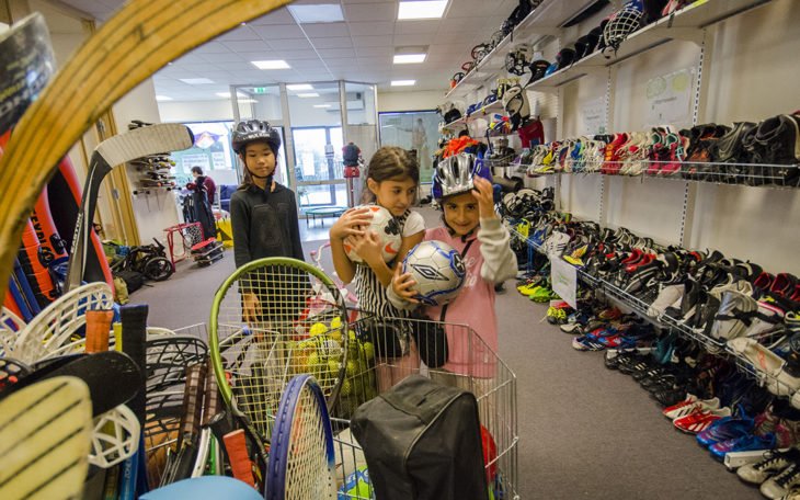 Barnen visar upp utrustning inne i Fritidsbankens lokal på Frölunda torg.