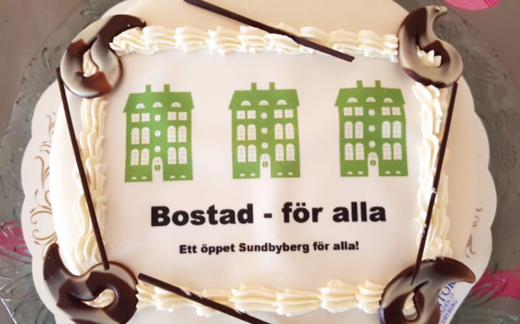 Vänsterpartiet firade med specialbeställd tårta.