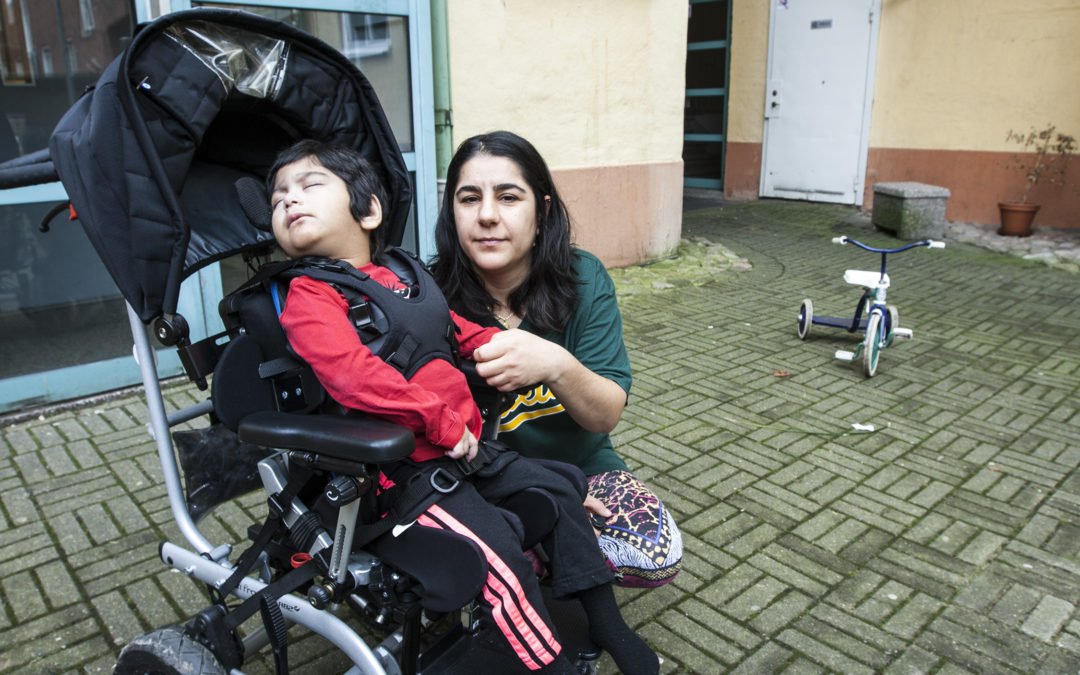 Lida Safabakhsh med sin son Navid. På en vecka har hissen strejkat två gånger. En mardröm för en familj som är beroende av en fungerande hiss.