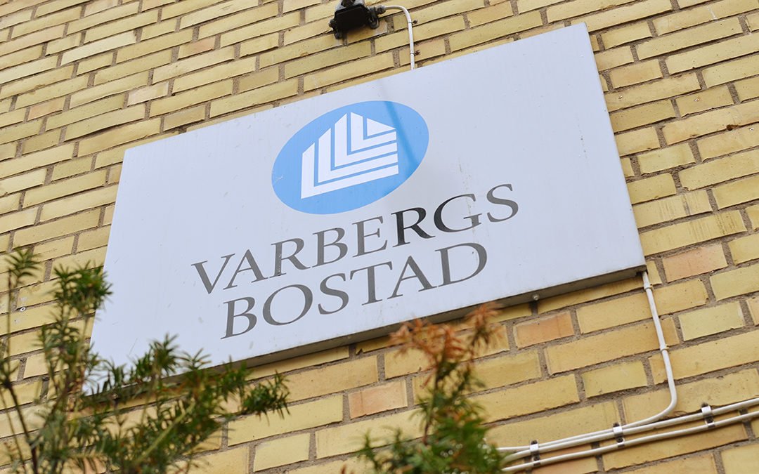 Fasadskylt med Varbergs Bostads logotyp