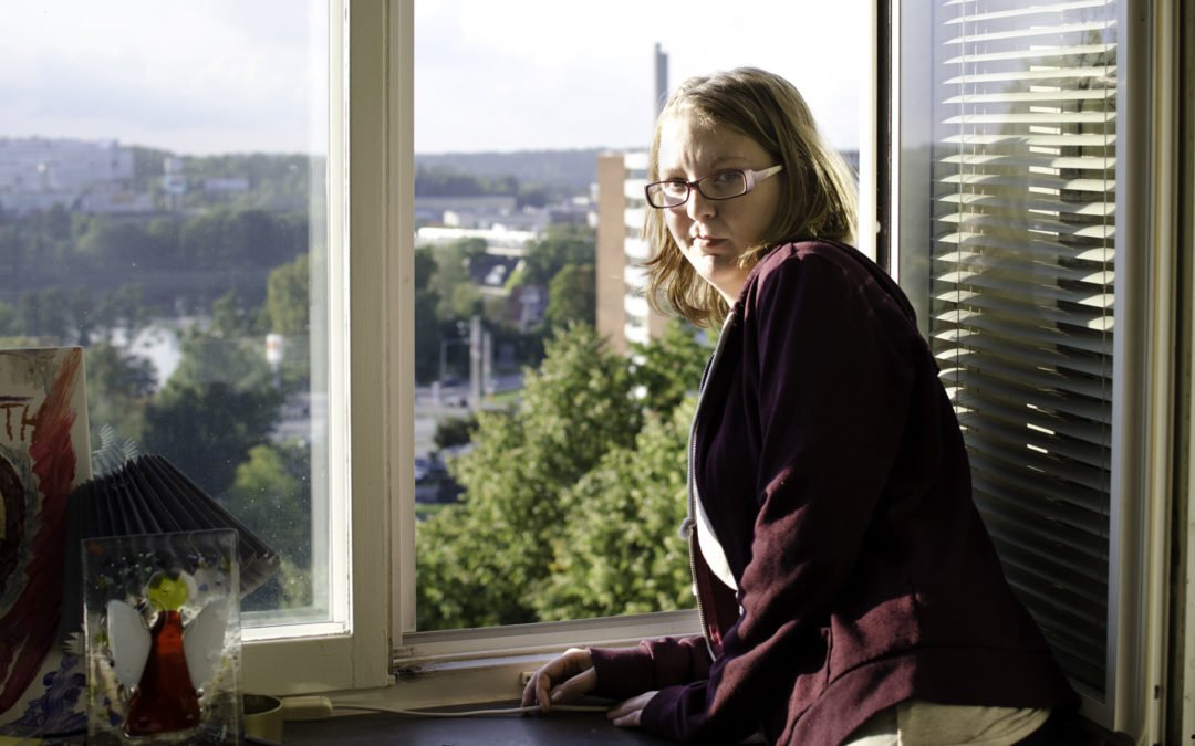 Camilla Wiking i Vårby måste ha fönstret öppet eftersom ventilationen är så dålig i lägenheten.