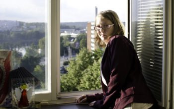 Camilla Wiking i Vårby måste ha fönstret öppet eftersom ventilationen är så dålig i lägenheten.