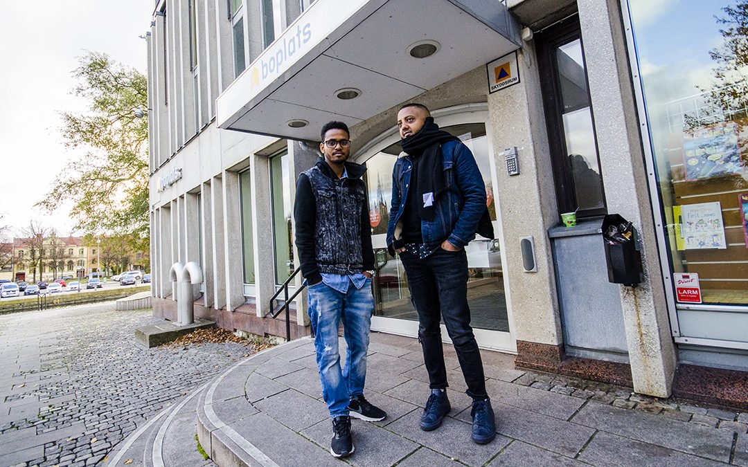 Samsom Kifle och Abel Asafa på trappan utanför Boplats Göteborg.