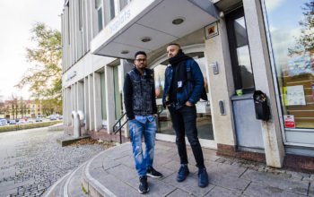 Samsom Kifle och Abel Asafa på trappan utanför Boplats Göteborg.