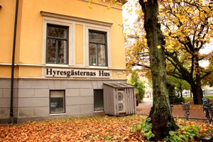 En gul fasad på Hyresgästföreningens hus i Karlstad