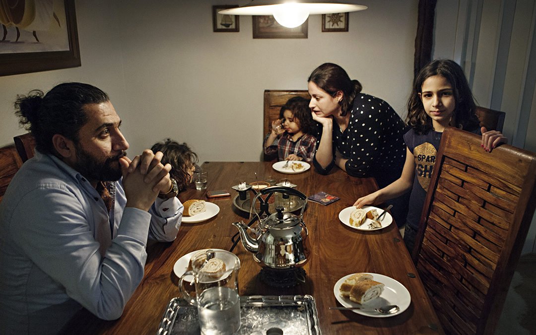 Familjen Khatab-Ghanam är samlade runt matbordet.