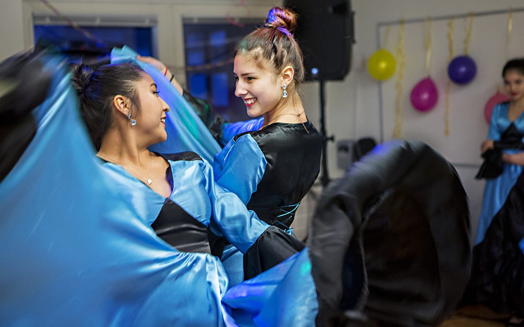 Dansare i dansgruppen Raymi uppträder vid invigningen av aktivitetshuset i Hammarkullen.