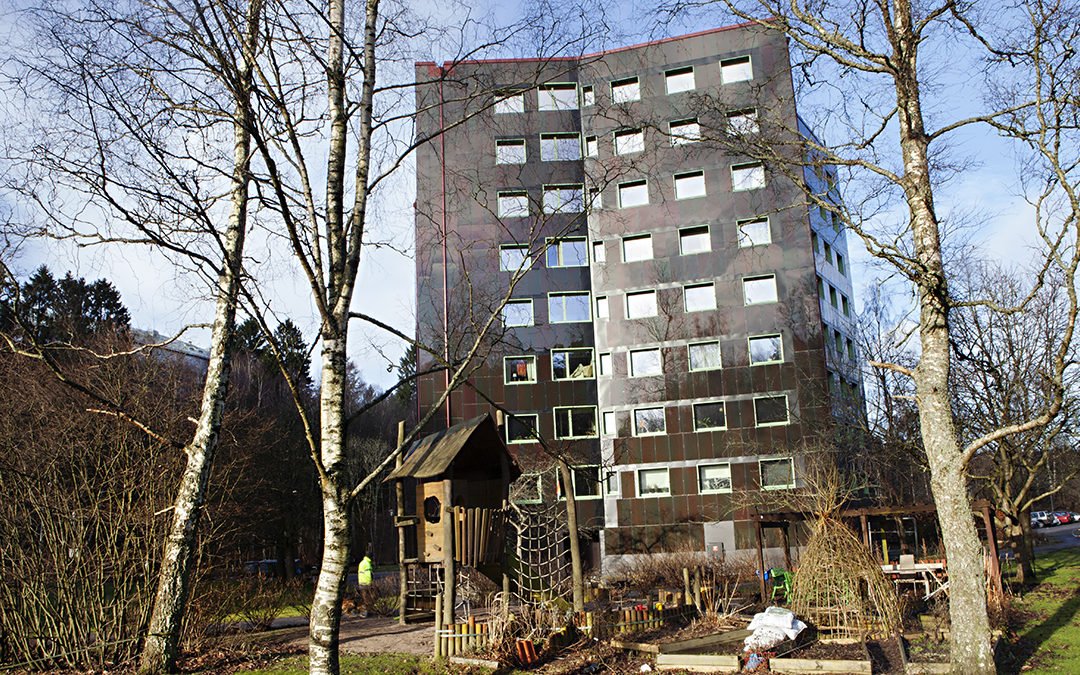 Exteriör av kollektivhuset Stacken på Teleskopgatan i Bergsjön.