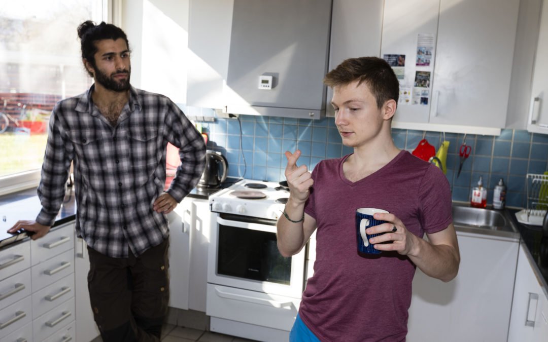Annorlunda. 24-åriga Uku Lilleväli (till höger) och 25-åriga Navid Momeni upplever båda att mycket i studentlivet kretsar kring alkohol. De andra korridorerna i samma byggnad har inga speciella regler kring alkohol.