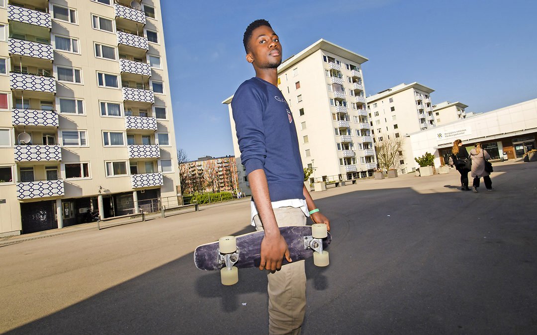 Baudouin Nzita med sin skateboard på Rymdtorget i Bergsjön.