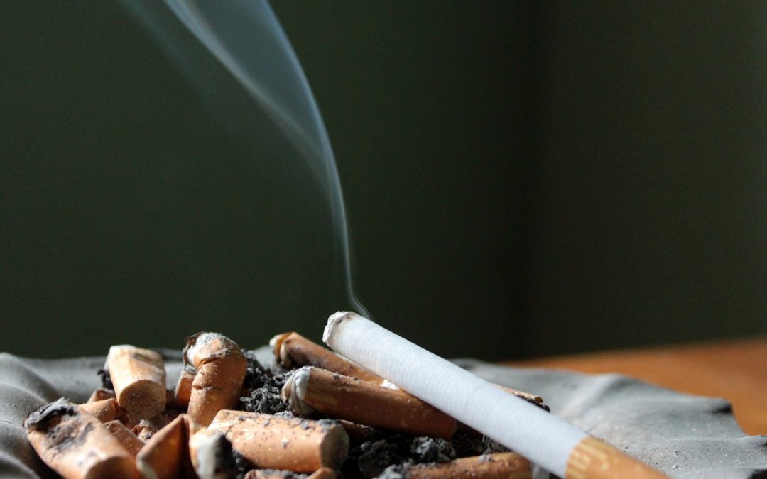 En cigarett som ligger och pyr. MKB i Malmö betraktar rökskador som skadegörelse.