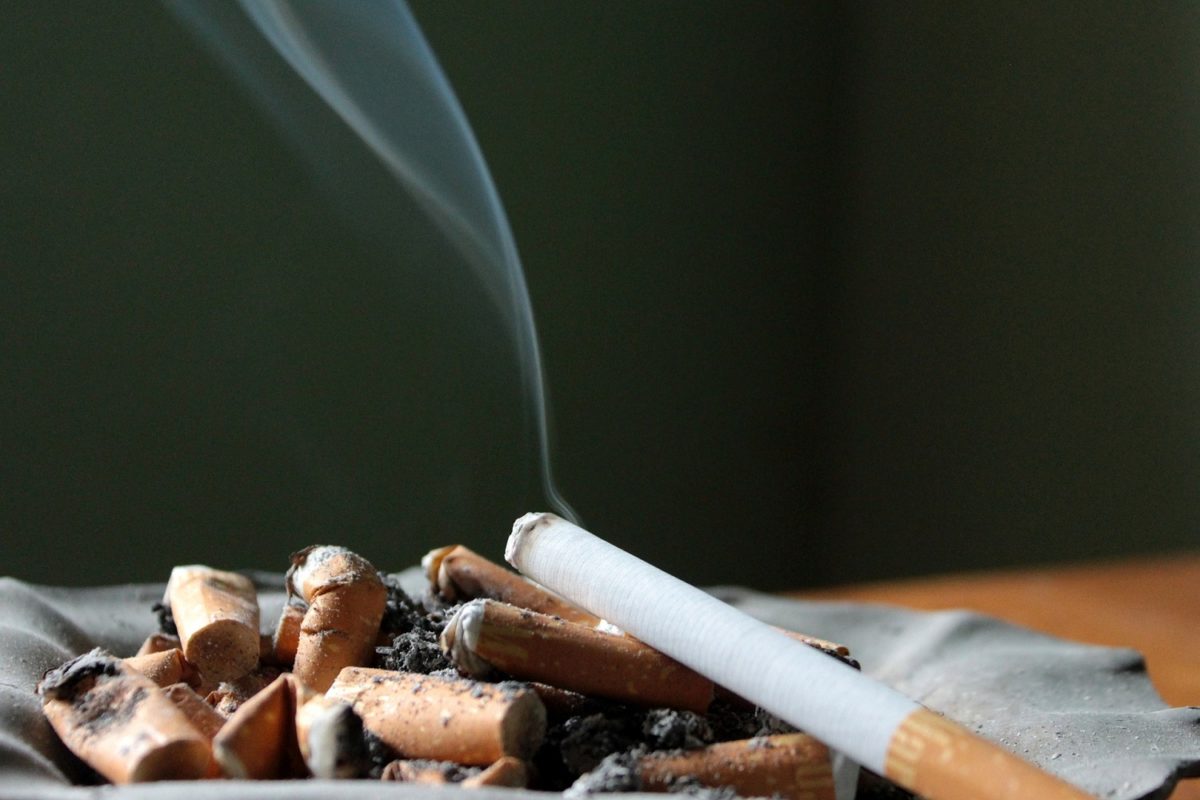 En cigarett som ligger och pyr. MKB i Malmö betraktar rökskador som skadegörelse.