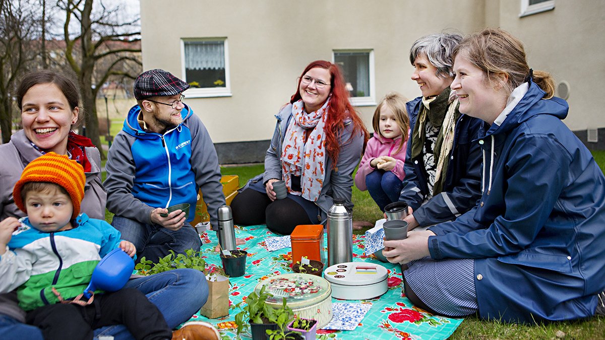 Odlarföreningens medlemmar tar paus på en picknickfilt.