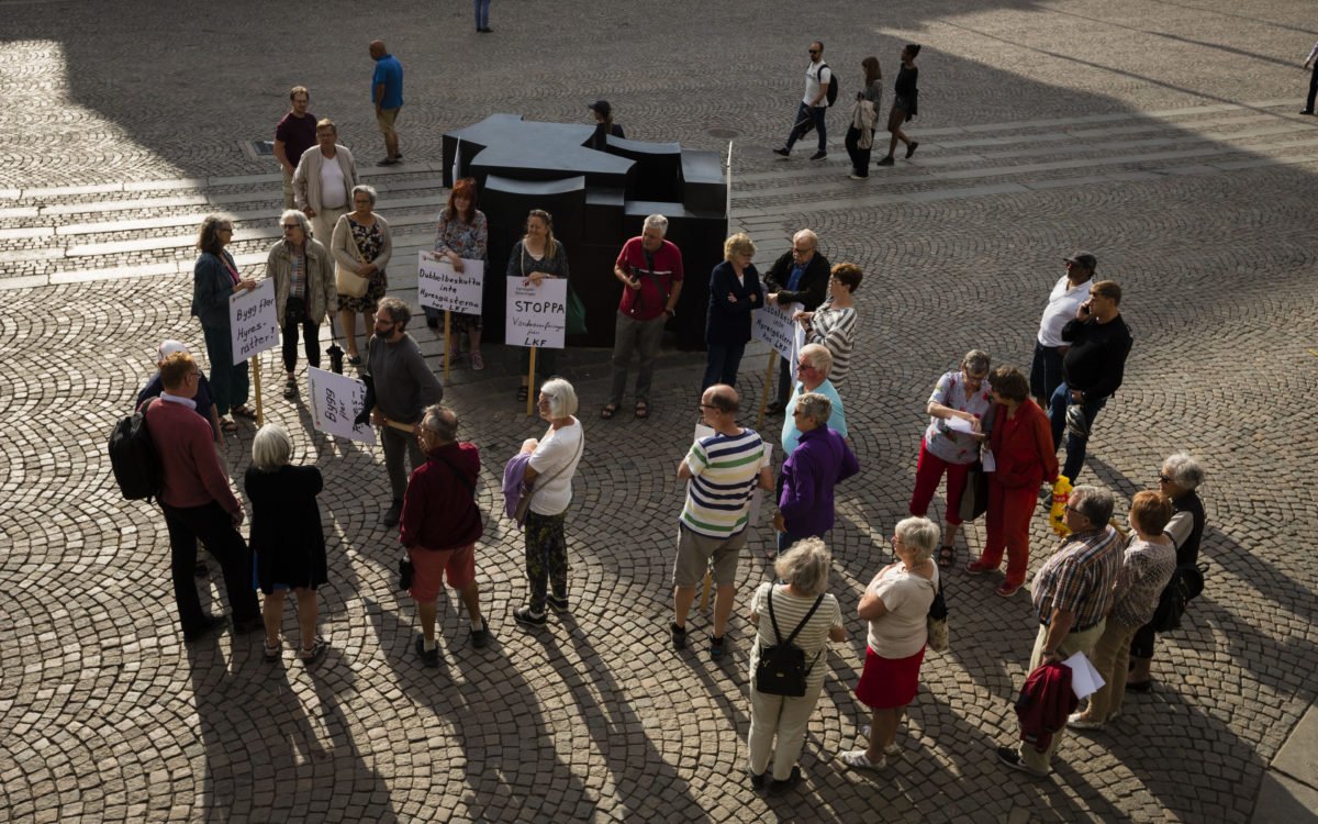 Ett femtiotal personer hade hörsammat Hyresgästföreningens uppmaning att protestera vid kommunfullmäktigemötet.