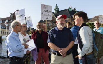 Manifestation mot vinstuttag från LKF. Bengt Karlsson, ordförande i Hyresgästföreningen i Lund, samtalar med Hanna Gunnarsson (V). Längst till vänster står Mats Olsson (V).