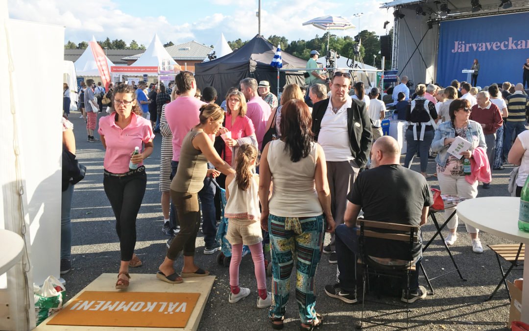 Full fart framför Hyresgästföreningens monter på Järvaveckan. Centerpartiets Annie Lööf håller sitt tal från stora scenen.