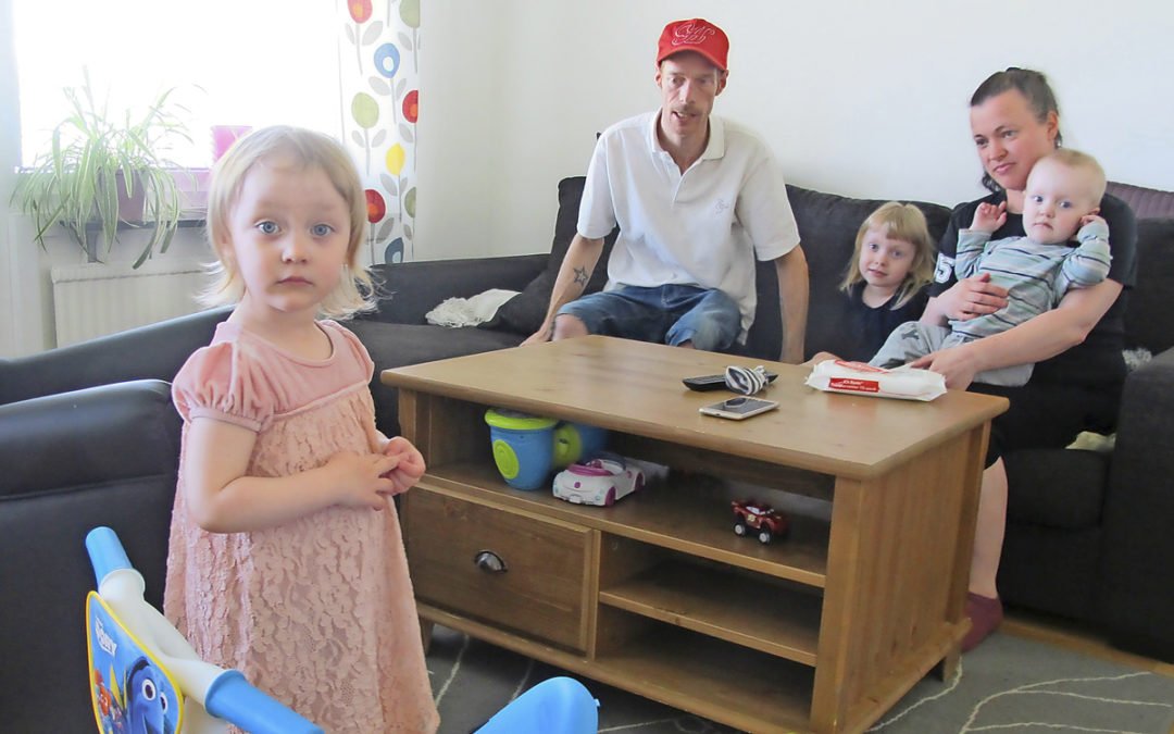 Förkylt. Magnus och Viktoria Törnblom bor med barnen Aurora, Ztella och Zam i en fuktskadad lägenhet.