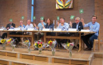 Politikerna på Lidingö fick bekänna färg med skyltar. Alla vill bygga bostäder åt äldre.