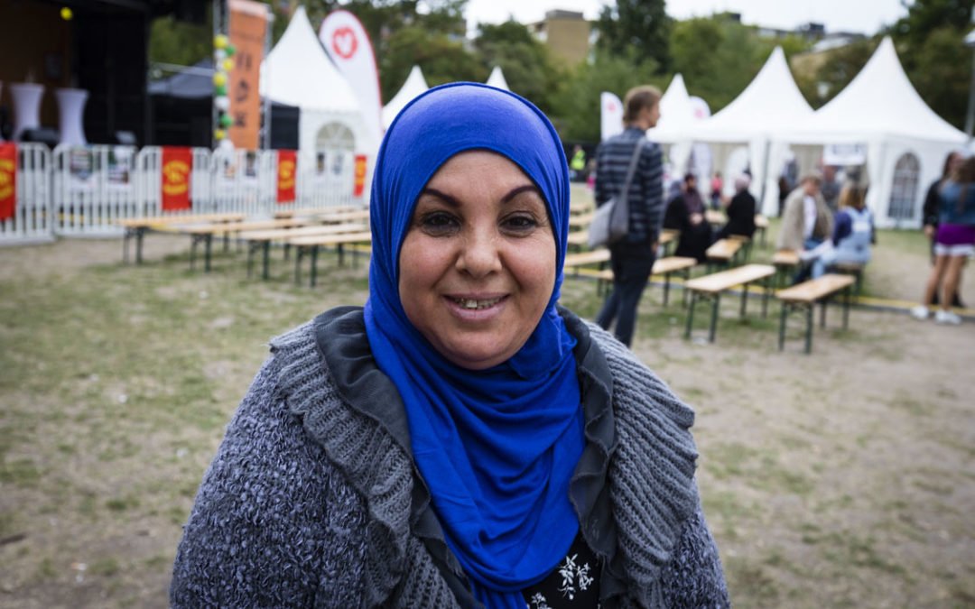 Wahid Alomedi är en av besökarna på politikveckan i Malmö. Hon bor på Ramels väg, inte långt från parken där partier, företag och organisationer ställt upp sina tält.