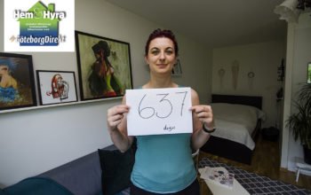 Nilla Niklasson håller upp en textad skylt där det står "637 dagar".