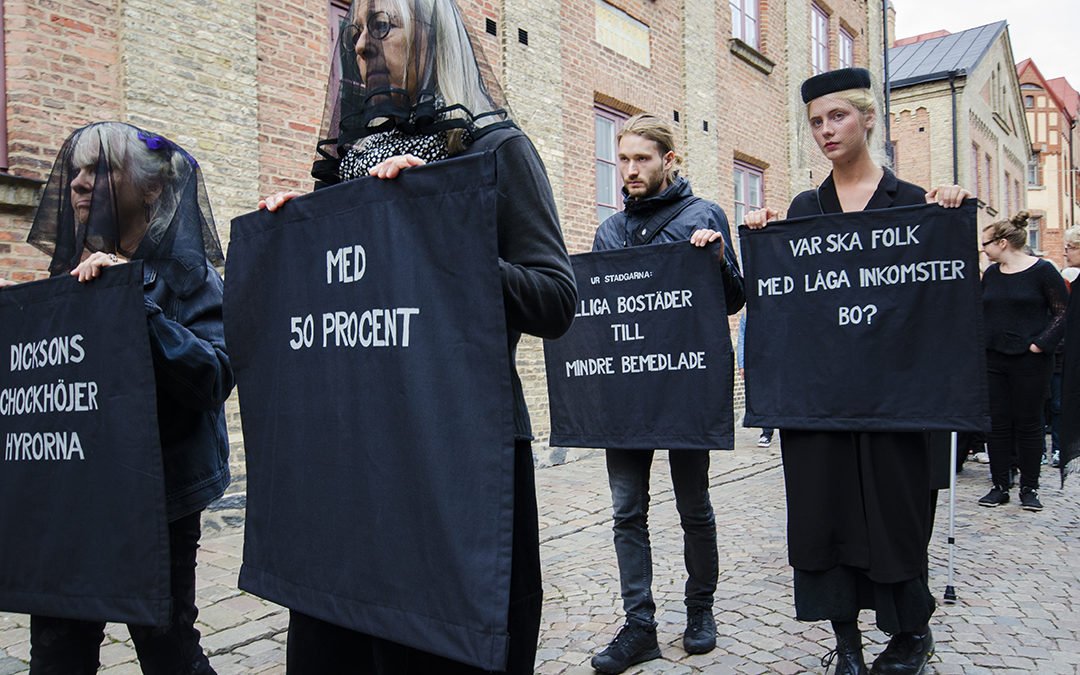 Sorgklädda hyresgäster går sorgetåg genom Haga i protest mot renoveringar och kraftiga hyreshöjningar hos Robert Dicksons stiftelse på Carl Grimbergsgatan i Annedal.