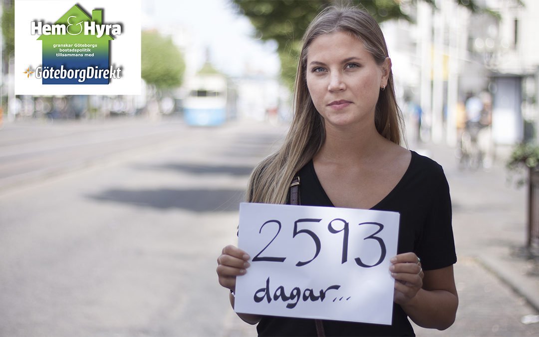 Towe Breuss håller upp en textad skylt där det står "2 593 dagar".