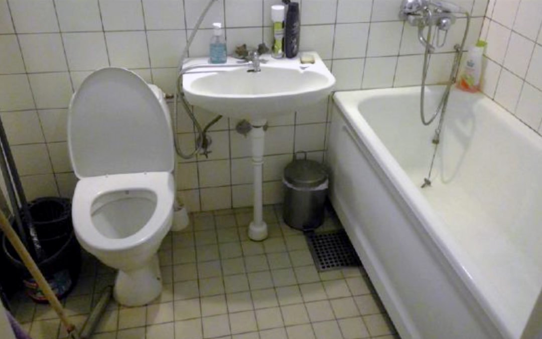 Ett av de undersökta badrummen på Kollegiegatan. Här påträffades mögel.
