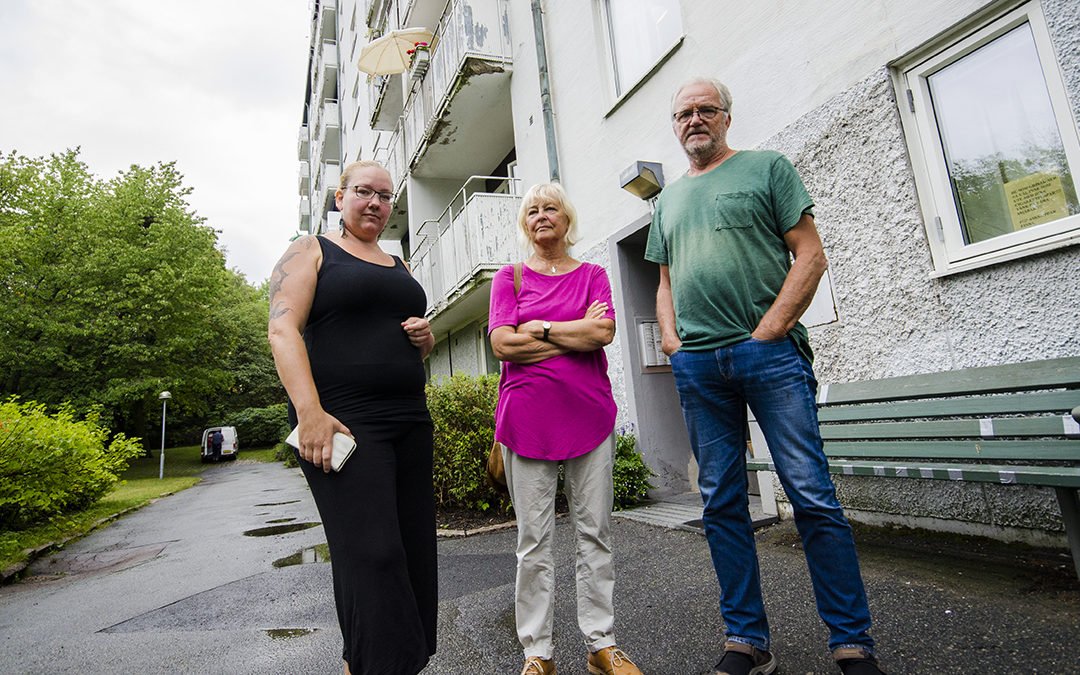 Hyresgästerna Lotta Klemensson, Eva-Britt Törnqvist och Ralf Berntsson utanför huset som ska renoveras på Spannlandsgatan.